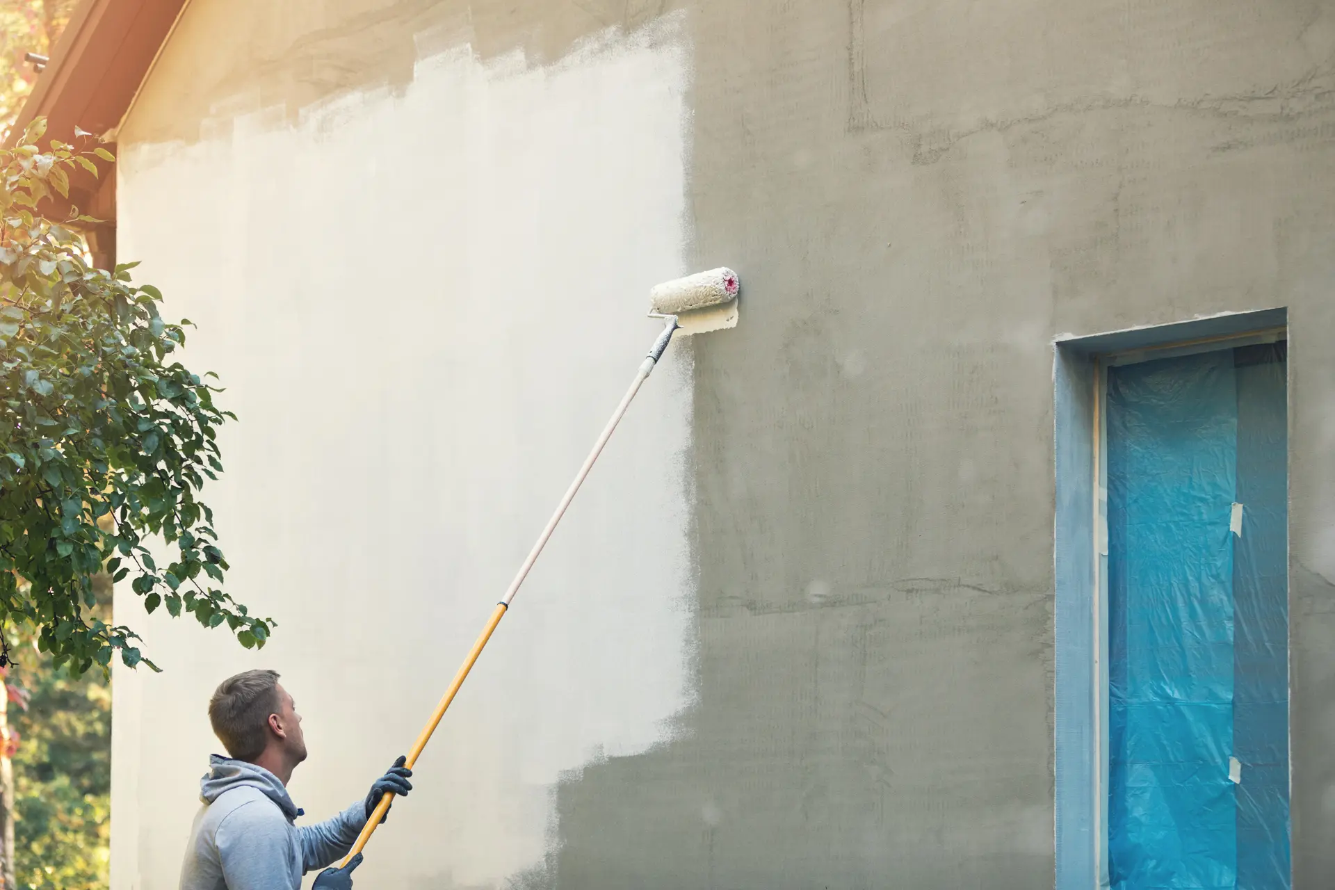 Pintor trabajando en una fachada en Pamplona